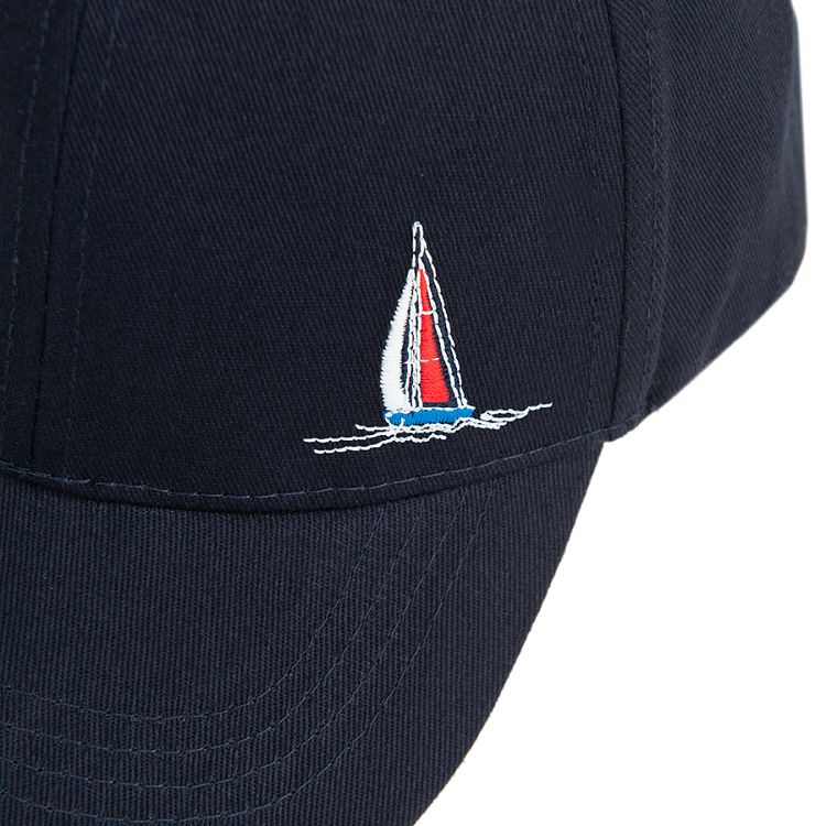 כובע כחול כהה עם הדפס סירת מפרש קטנה