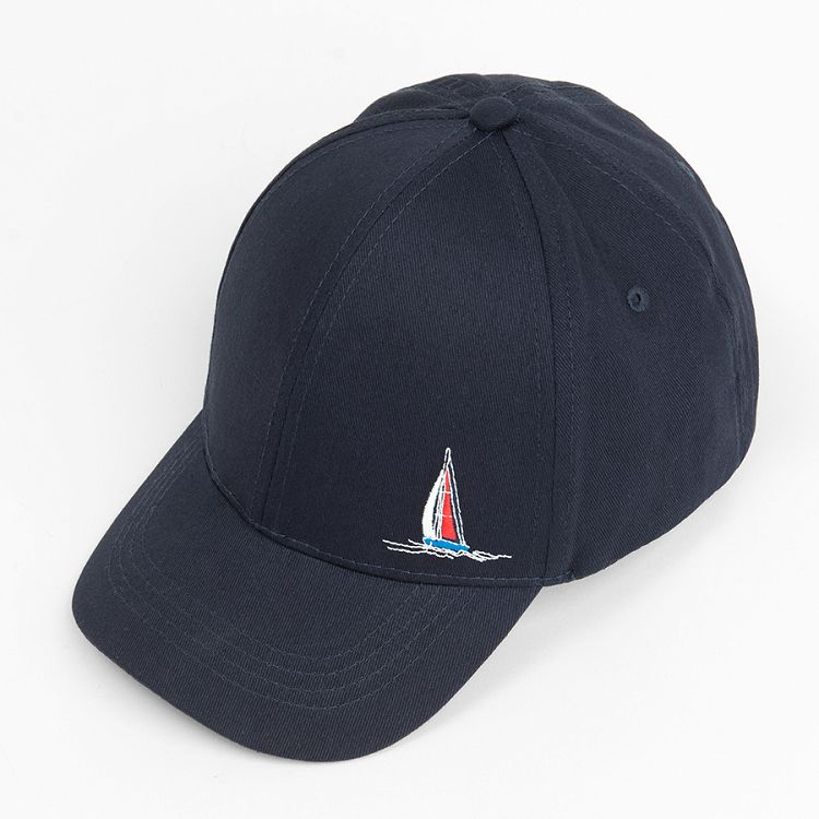 כובע כחול כהה עם הדפס סירת מפרש קטנה