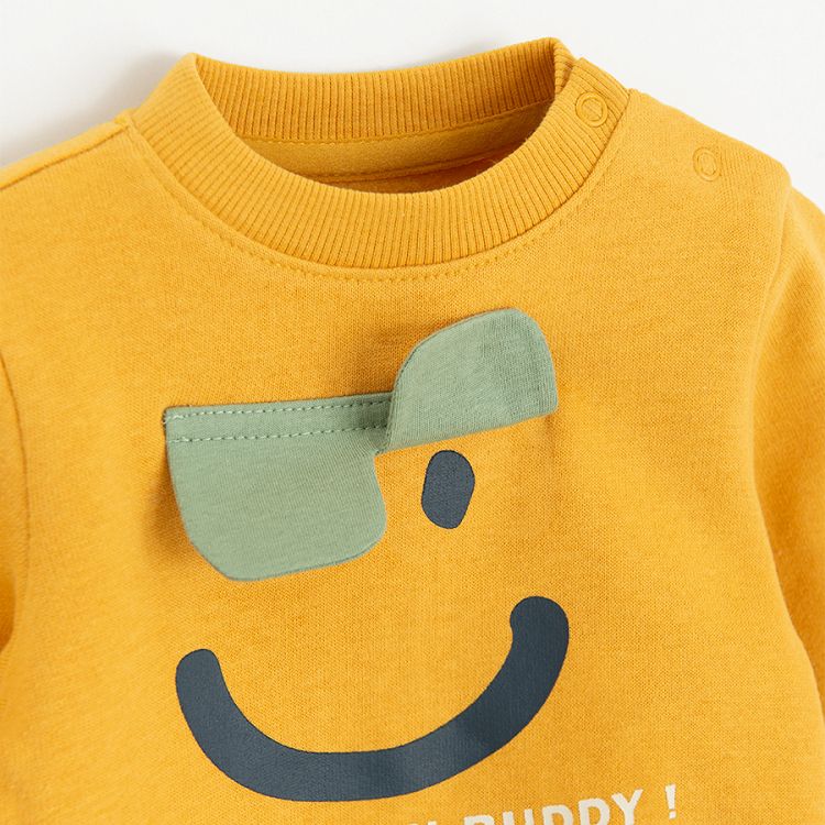 סווטשירט צהוב עם הדפס פנים וכיתוב ׳Hi Buddy׳