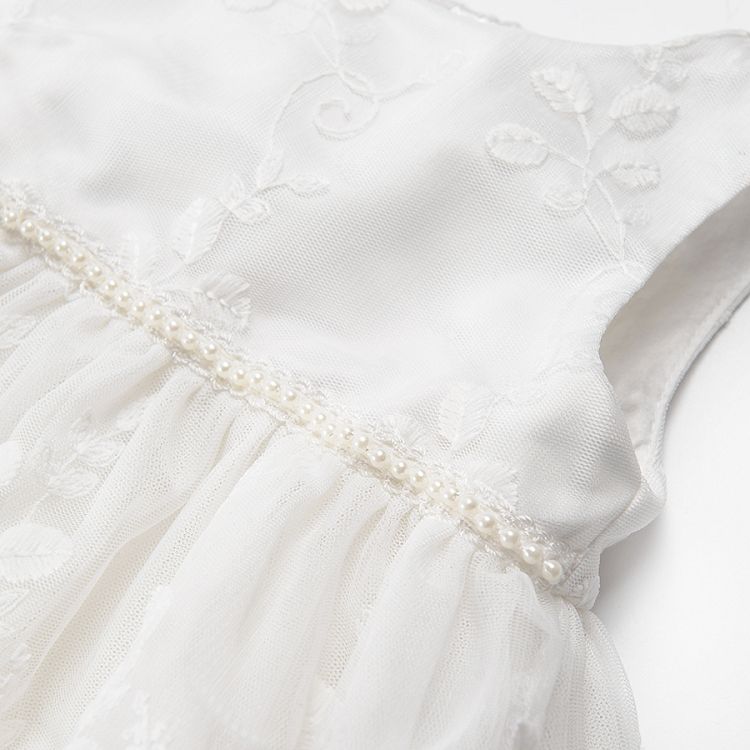 שמלת תחרה לבנה ללא שרוולים ודפוסי פרחים
