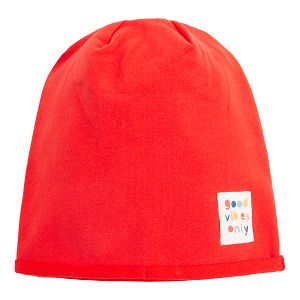 כובע אדום עם הדפס 'Good vibes only'