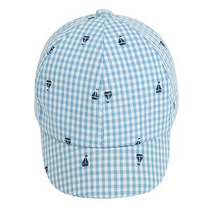 כובע משובץ כחול ולבן עם הדפס סירות מפרש קטנות