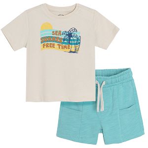חולצת טי שירט בז' שרוול קצר עם הדפס 'SEA SUMMER FREE TIME' ומכנסיים קצרים כחולים עם כיס אחורי