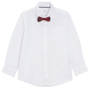 חולצה לבנה מכופתרת עם שרוול ארוך ועניבת פפיון אדומה