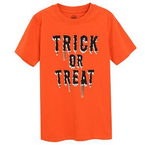 חולצה כתומה שרוול קצר עם כיתוב "Trick or Treat"