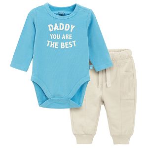 סט ביגוד - בגד גוף עם שרוולים ארוכים בצבע תכלת וכיתוב ׳DADDY YOU ARE THE BEST׳, ומכנס טרנינג בצבע קרם