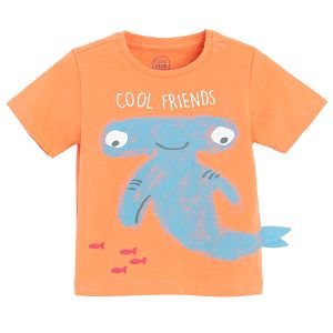 חולצה כתומה עם הדפס 'Cool Friends'
