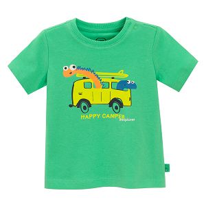 חולצה ירוקה עם הדפס רכב וכיתוב 'HAPPY CAMPER'