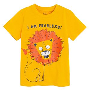 חולצת טריקו צהובה עם הדפס אריה וכיתוב 'I'M FEARLESS'