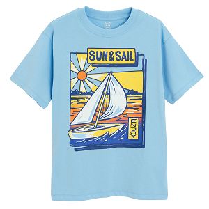 חולצה כחולה עם הדפס 'Sun & Sail'