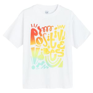 חולצת טריקו לבנה עם הדפס 'Positive vibes'