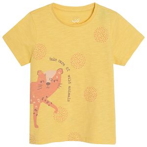 חולצת טי שירט צהובה שרוול קצר עם הדפס חתולי פרא
