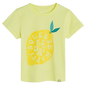 חולצת טי שירט צהובה שרוול קצר עם הדפס לימון גדול