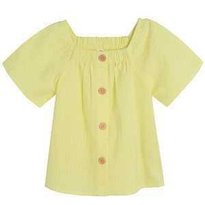חולצה צהובה עם כפתורים ושרוול קצר
