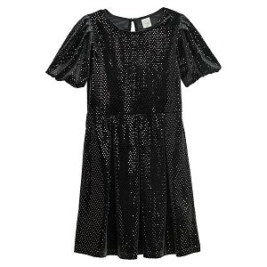 שמלת קטיפה שחורה עם שרוולים קצרים
