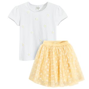 סט ביגוד - חולצה לבנה עם חינניות צהובות וחצאית צהובה עם חינניות לבנות