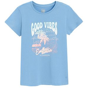 חולצת טריקו כחולה עם הדפס 'Good Vibes'