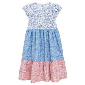 שמלה פרחונית בצבעים ורוד וכחול עם שרוולים קצרים