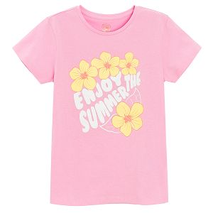חולצת טריקו ורודה כהה עם הדפס פרחים וכיתוב 'Enjoy the summer'