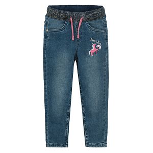 מכנסי ג'ינס עם הדפס חד קרן ובטנה ורודה