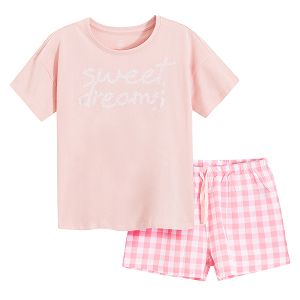 סט פיג׳מה ורודה - חולצה שרוול קצר עם הדפס ׳SWEET DREAMS׳ ומכנסיים משובצים