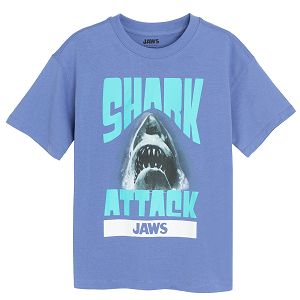 חולצת טריקו סגולה עם הדפס 'Shark Attack'